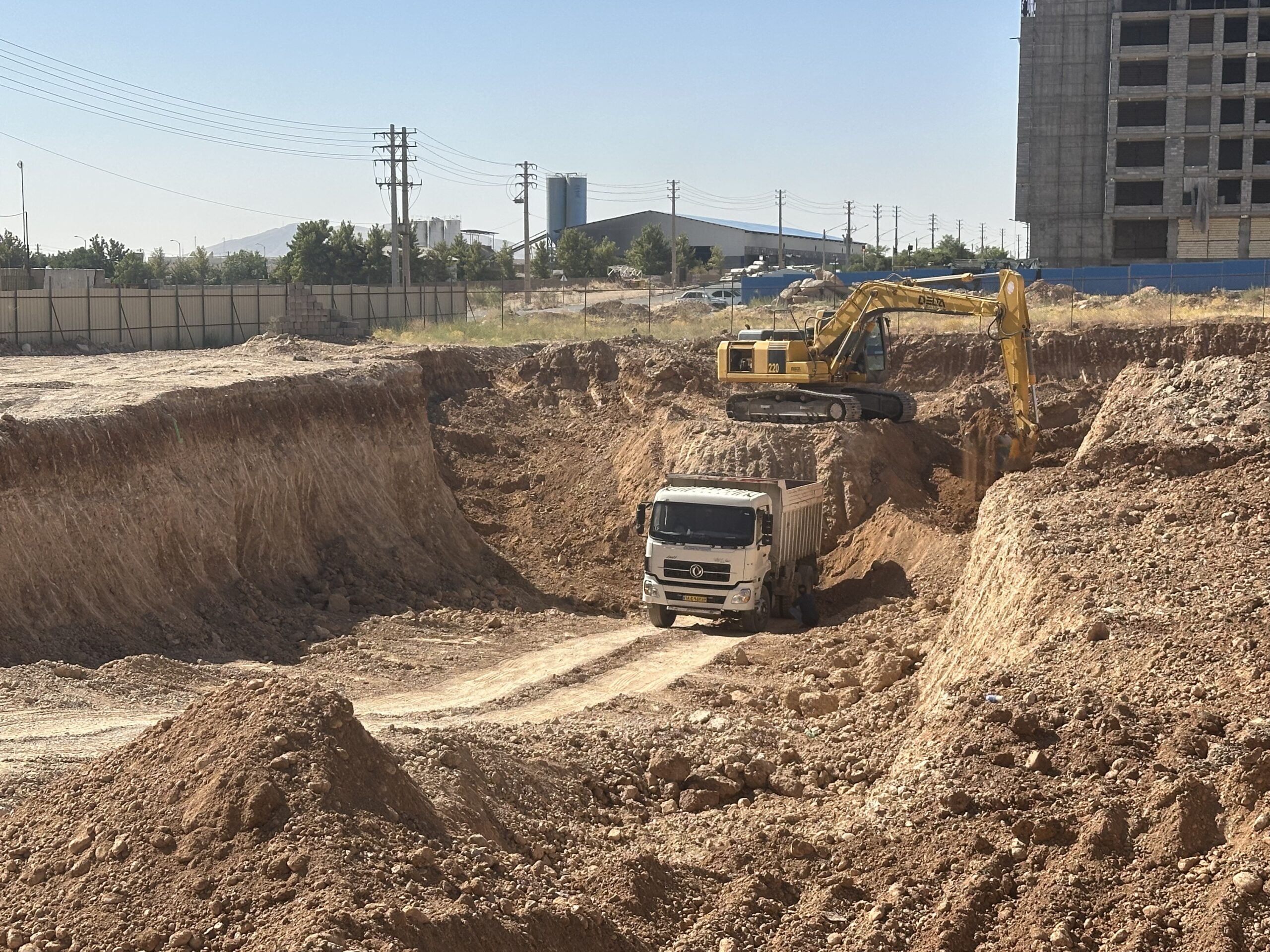 آغاز عملیات گودبرداری پروژه کسری واقع در بلوار مساوات